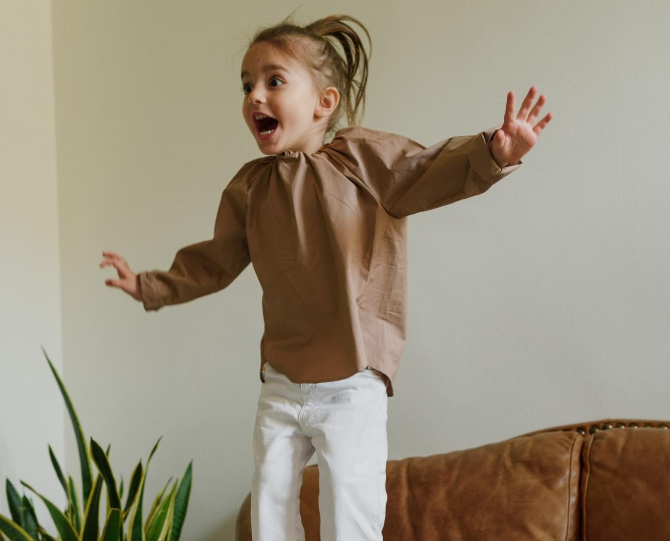 Meisje springt op de bank