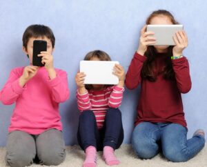 Kinderen met digitale schermen