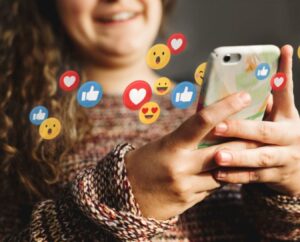 Een jongere met haar telefoon