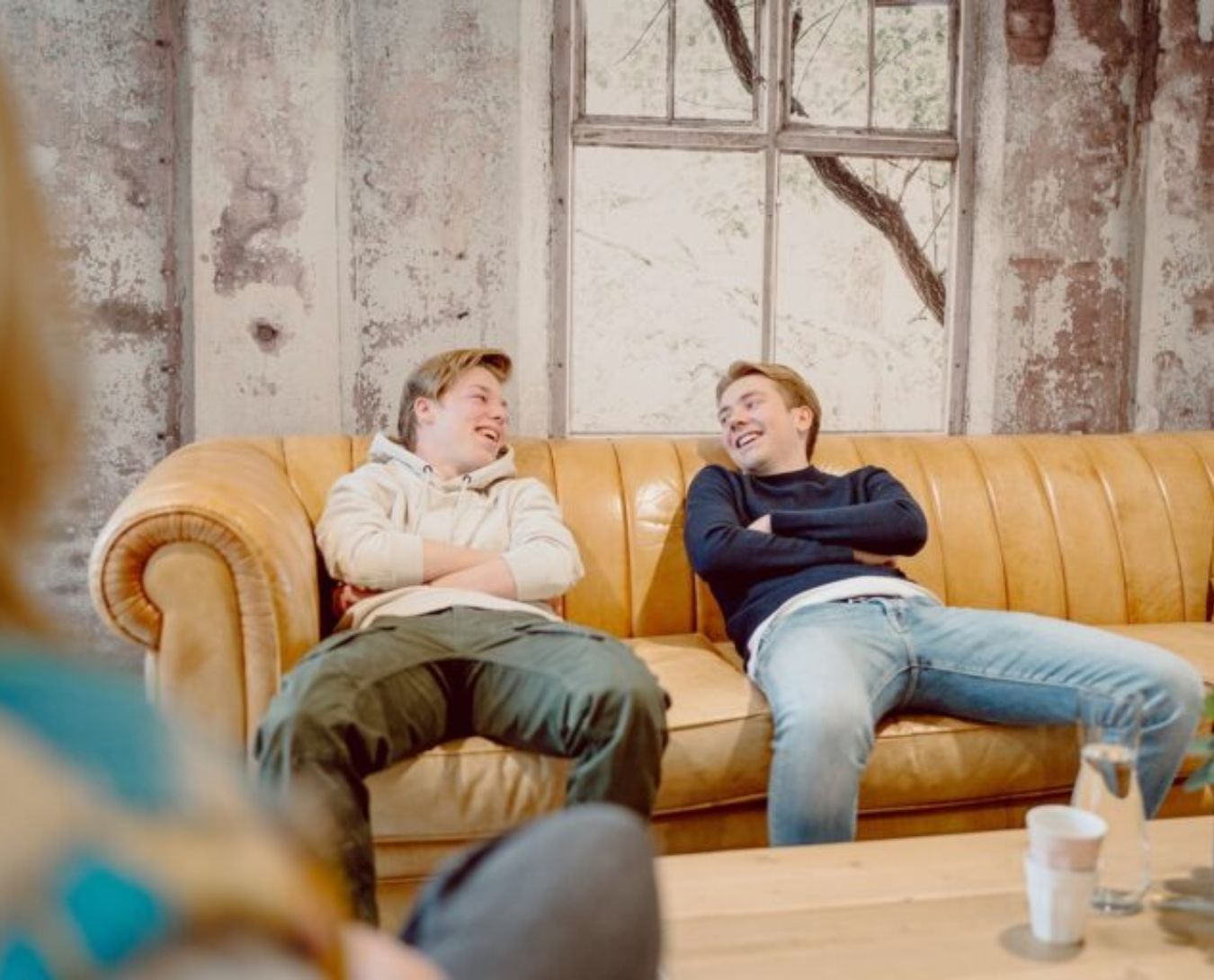 Twee jongens op de bank